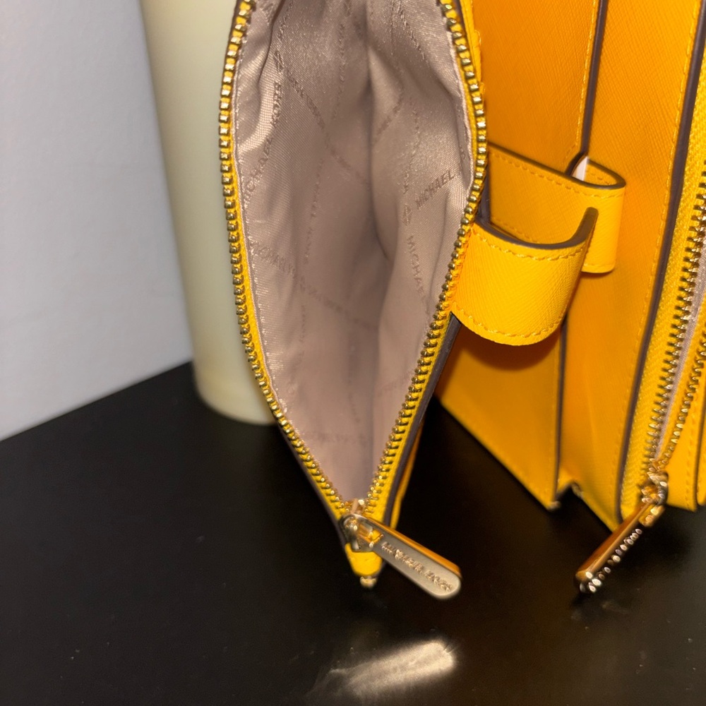 Michael Kors Jet Set Travel Double Zip Wristlet Wallet in Jasmine Yellow. - Picture 6 of 8
